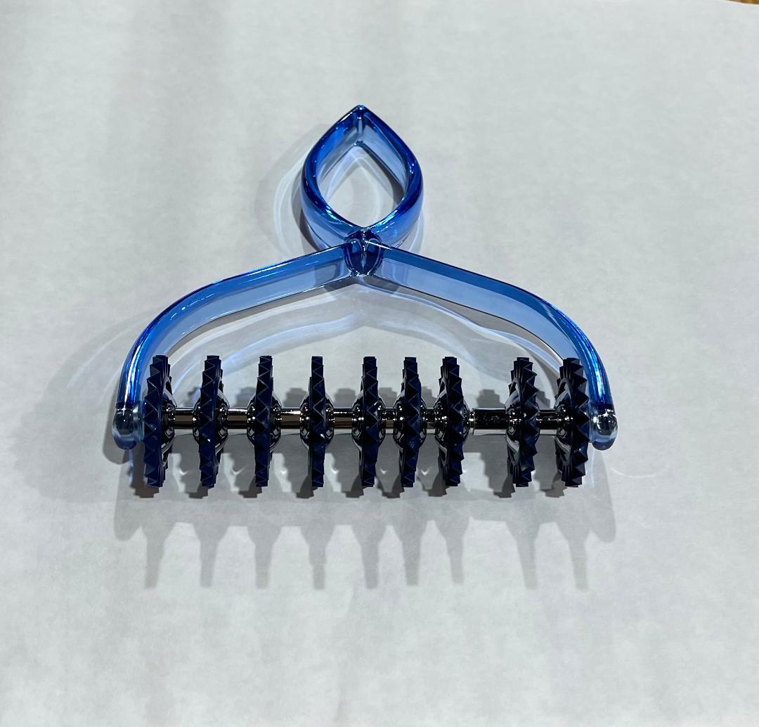 A blue Atlas Pasta Bike Marcato with metal cutting wheels for making pasta.