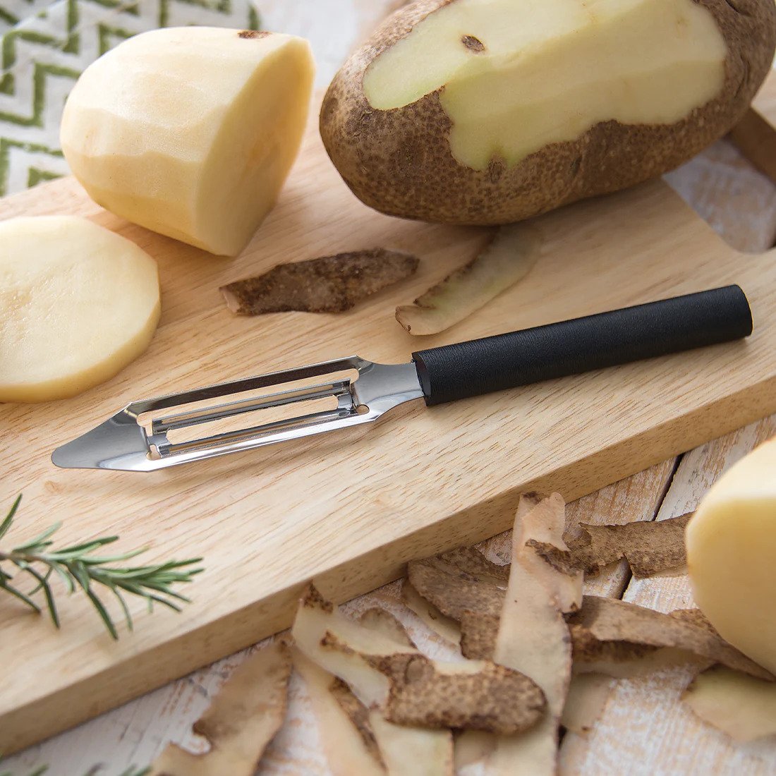 black veggie peeler